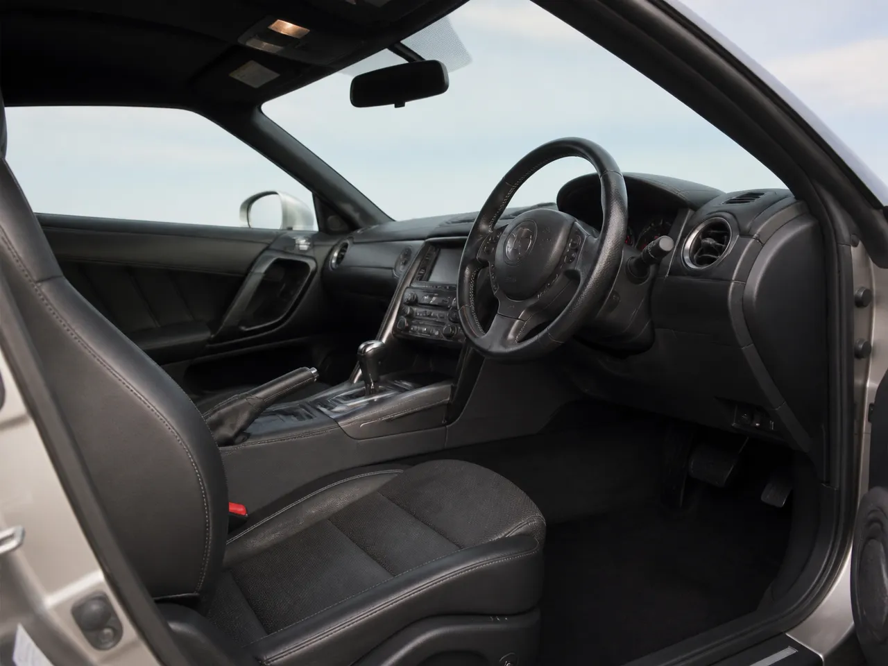 Nissan GT-R — intérieur