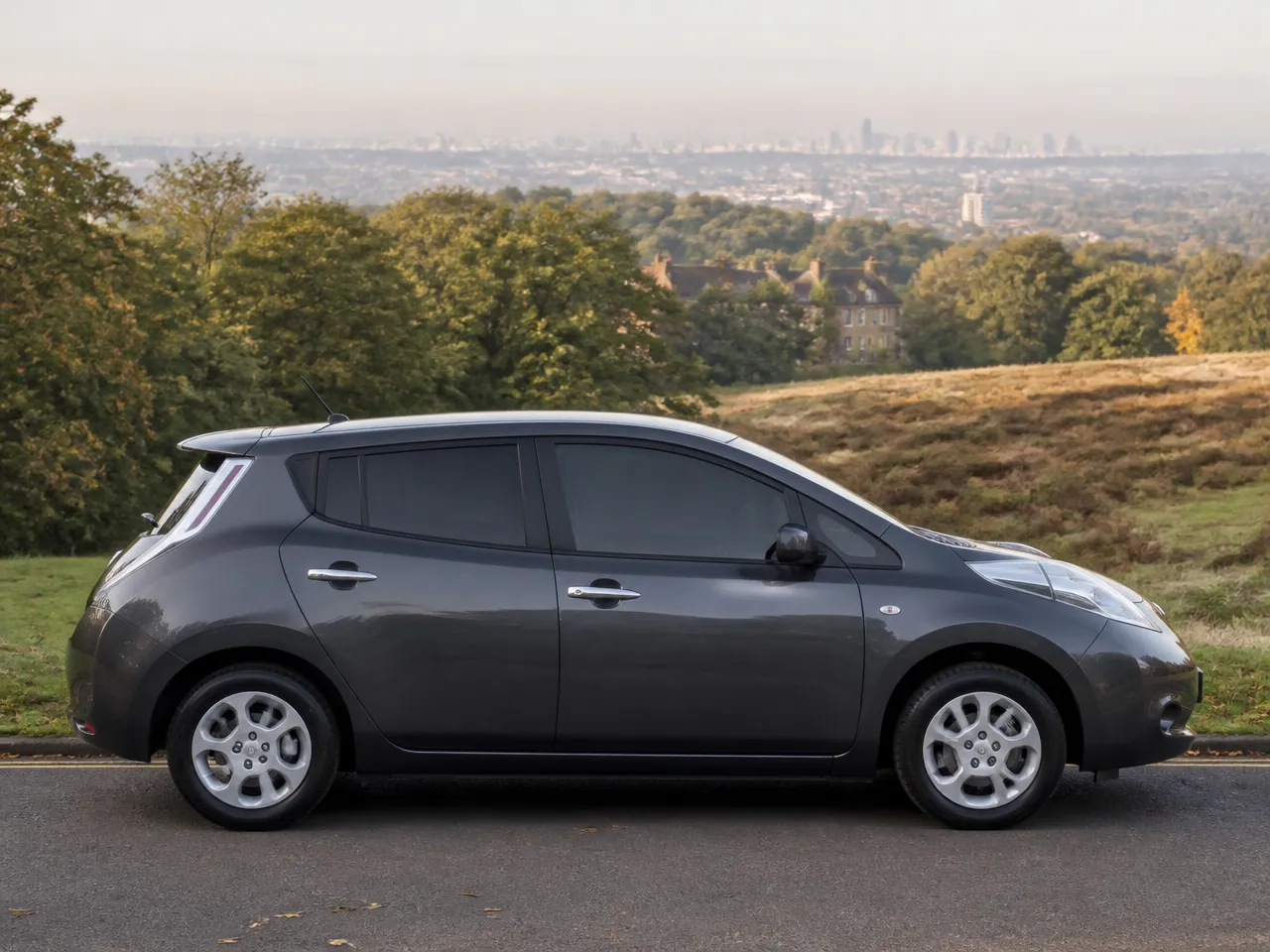 Nissan Leaf — side