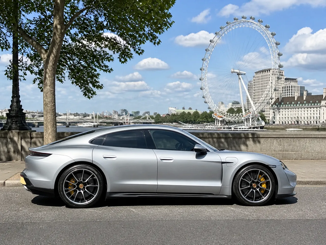 Porsche Taycan Turbo S — yan