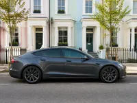 Tesla Model S — zijkant