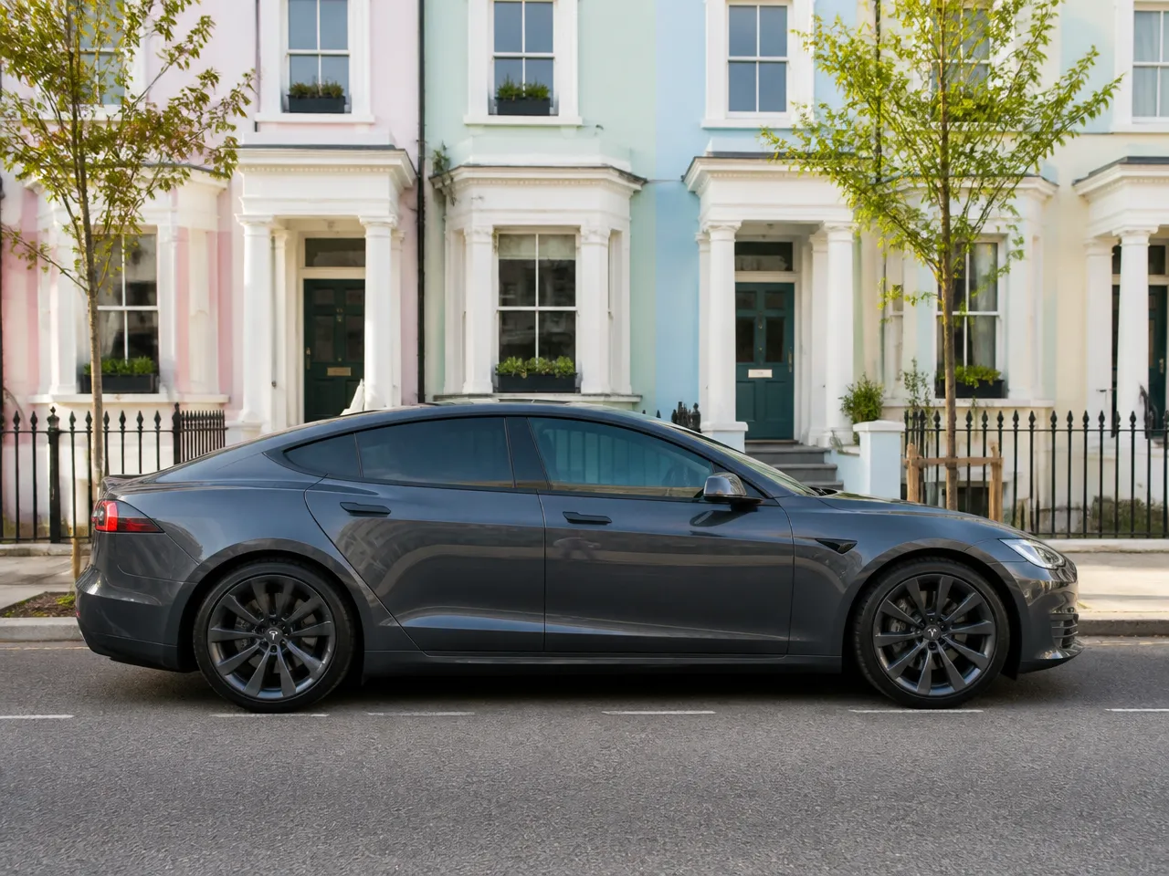 Tesla Model S — zijkant