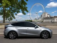 Tesla Model Y — zijkant