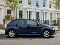 Toyota Yaris — lateral