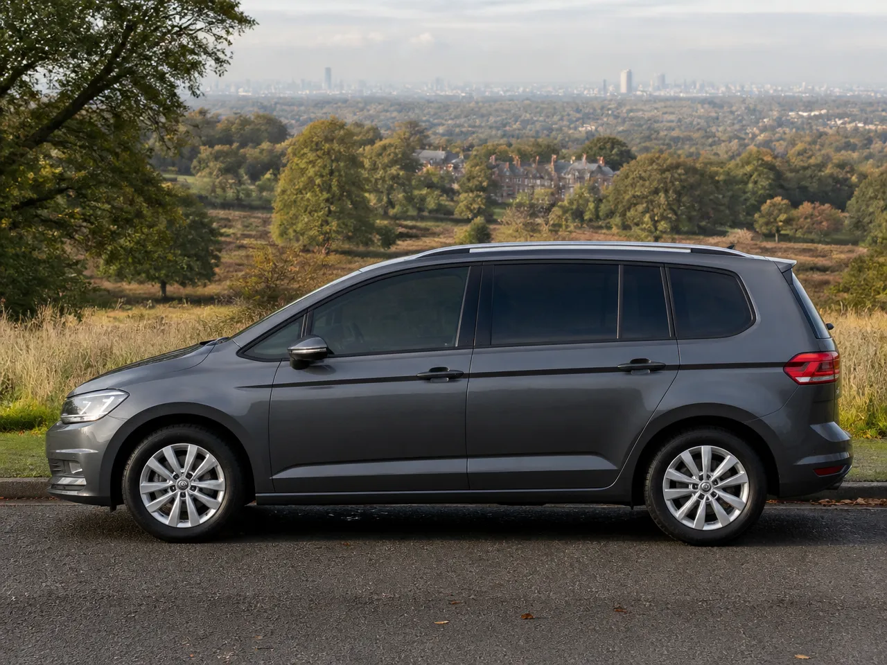 Volkswagen Touran — seitlich