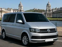 Volkswagen Transporter 9 Seater — 正面