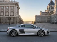 Audi R8 V10 Plus — seitlich