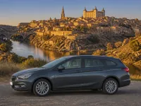 Opel Astra Sports Tourer — side
