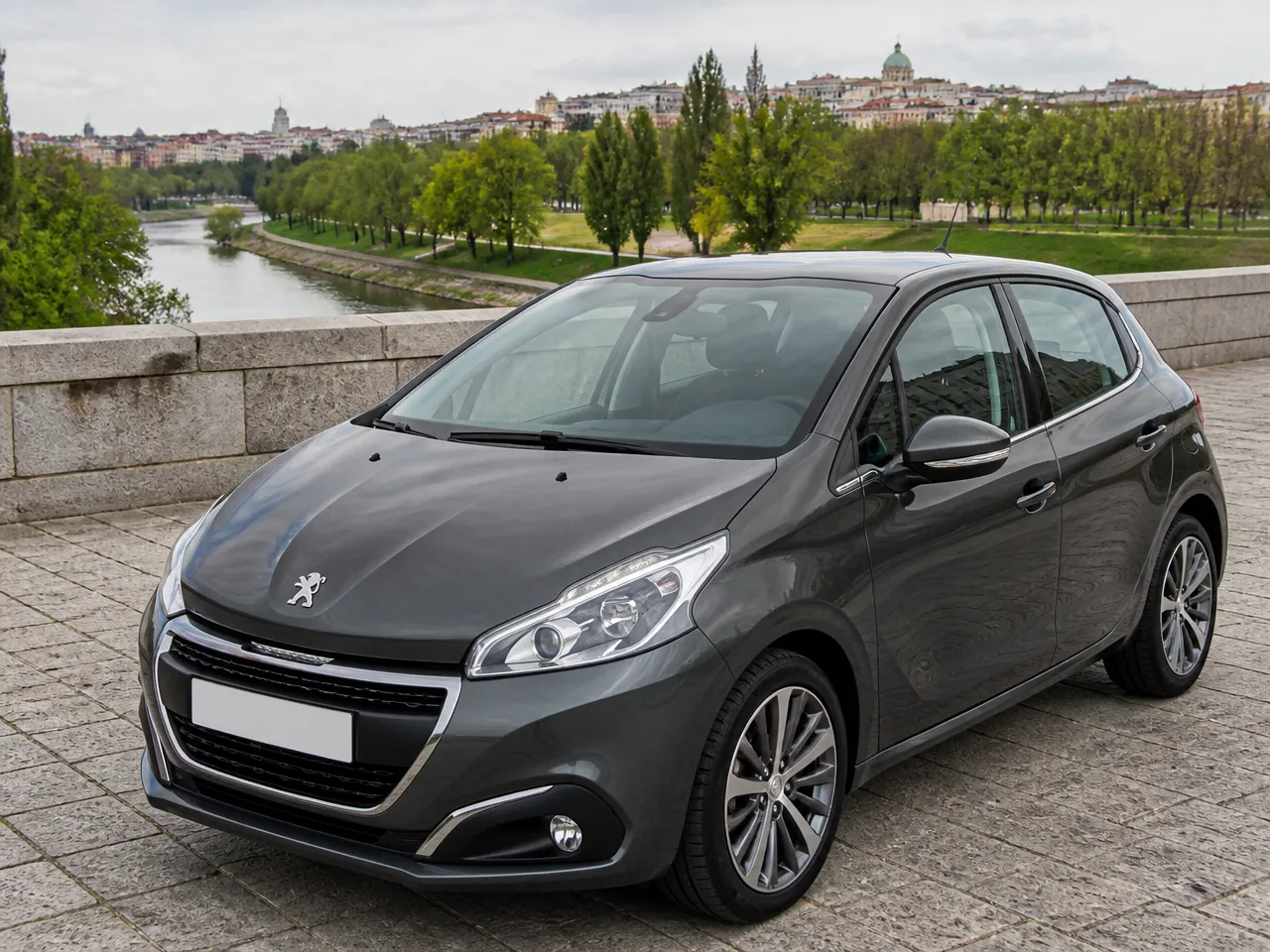 Peugeot 208 — front