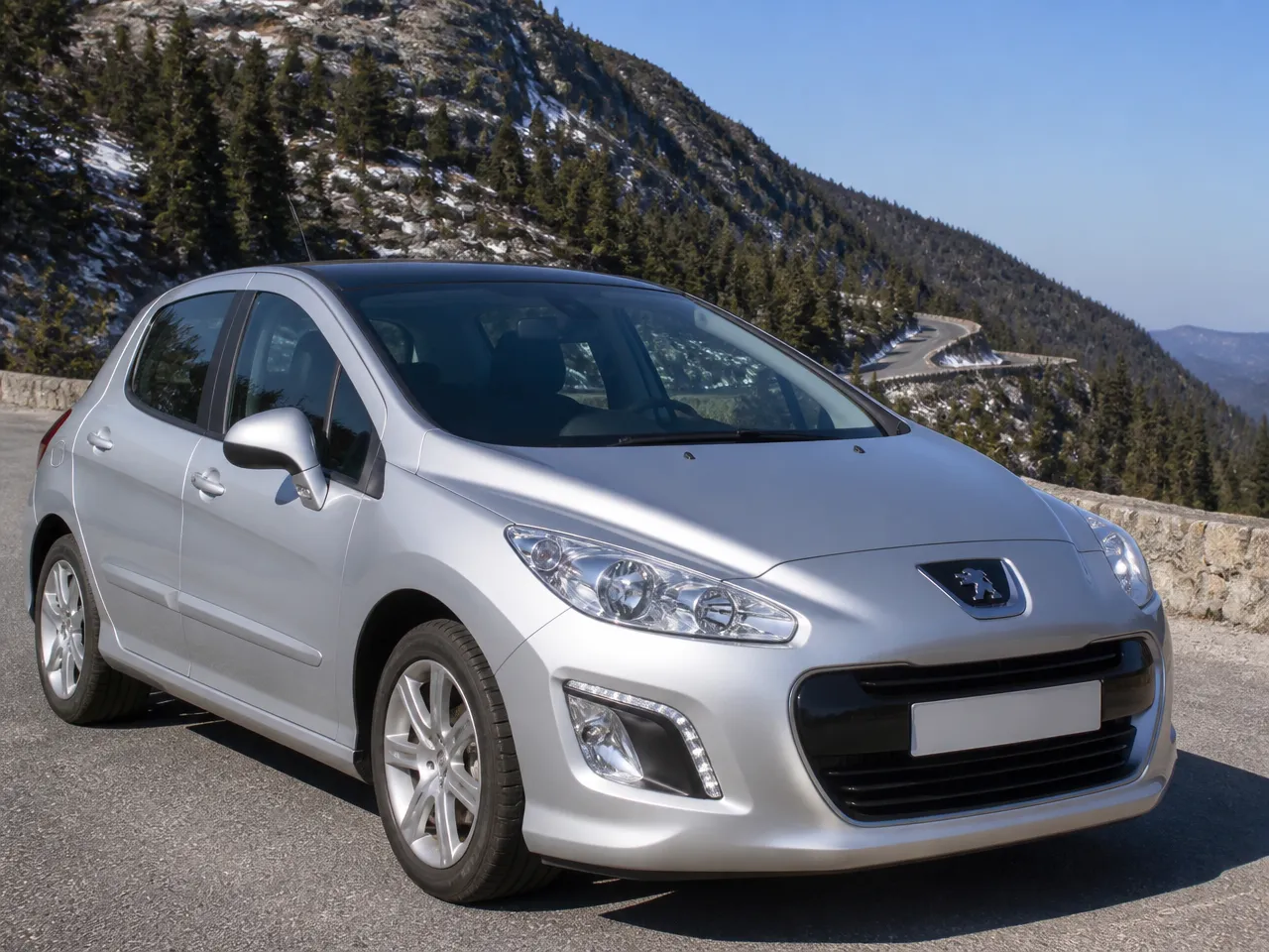 Peugeot 308 — front
