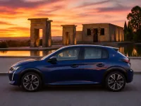 Peugeot e-208 — side