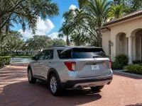 Ford Explorer — side