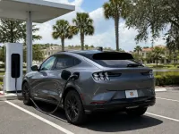Ford Mustang Mach-E — lateral