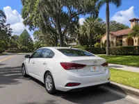 Hyundai Elantra — lateral