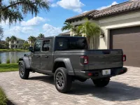 Jeep Gladiator — side
