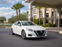 Nissan Altima — frente