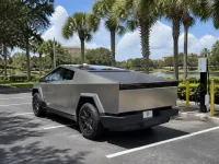 Tesla Cybertruck — lateral