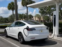 Tesla Model 3 — lateral