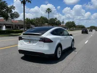 Tesla Model X — lateral