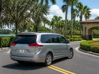 Toyota Sienna — side
