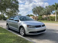 Volkswagen Jetta — frente