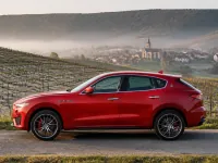 Maserati Levante — side