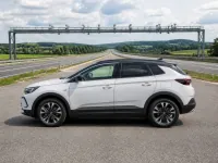 Opel Grandland — الجانب