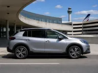 Peugeot 2008 — 侧面