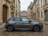 Peugeot 208 — 侧面