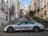 Porsche Taycan — seitlich