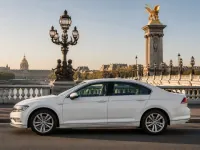 Volkswagen Passat — الجانب