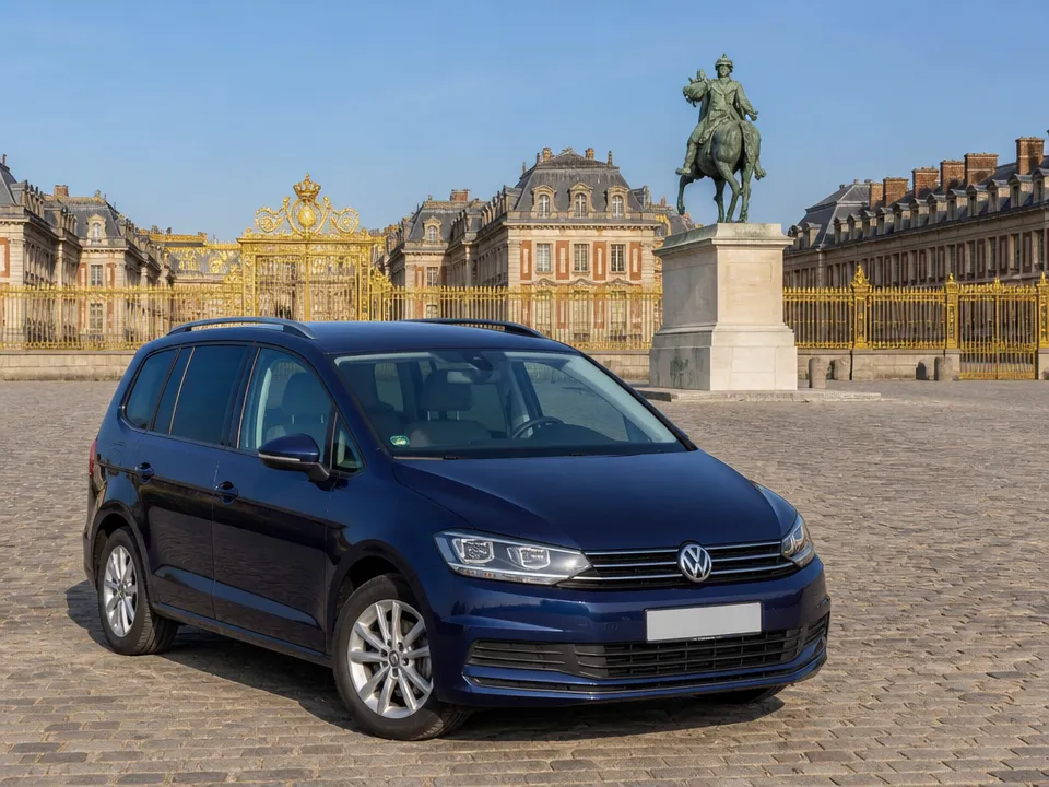 Volkswagen Touran — car rental in Paris