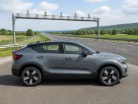 Volvo C40 Recharge — сбоку