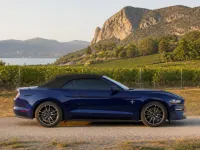 Ford Mustang Convertible — сбоку