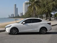 Mazda 2 Sedan — ด้านข้าง