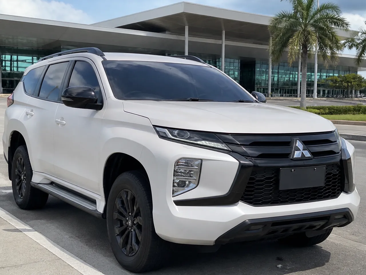 Mitsubishi Pajero Sport — सामने