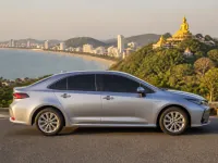 Toyota Corolla Altis Hybrid — पार्श्व