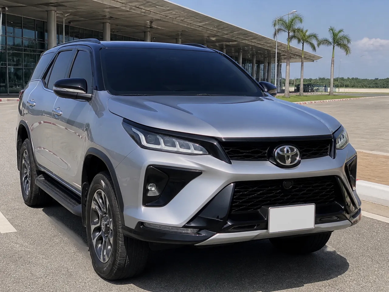 Toyota Fortuner Legender — спереди