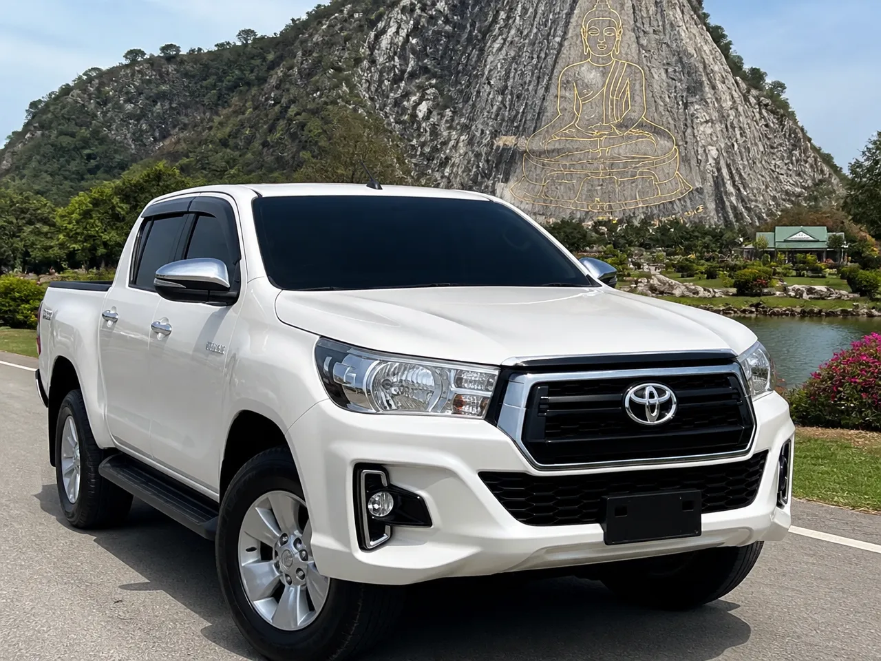 Toyota Hilux Revo — 正面