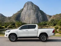 Toyota Hilux Revo — 侧面