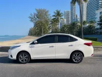 Toyota Yaris Ativ — side