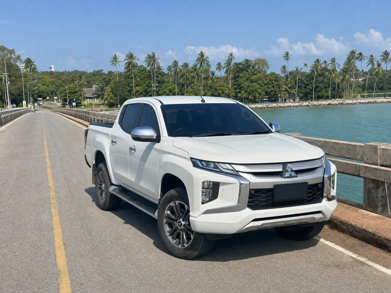 Mitsubishi Triton — front