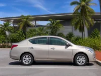 Nissan Almera — seitlich
