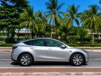 Tesla Model Y — 측면
