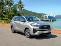 Toyota Innova Zenix — front