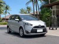 Toyota Sienta — спереди