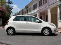 Toyota Yaris — seitlich