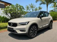 Volvo XC40 — front
