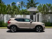 Volvo XC40 — side