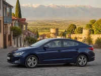 Hyundai Elantra — yan