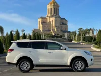 Nissan Pathfinder — сбоку